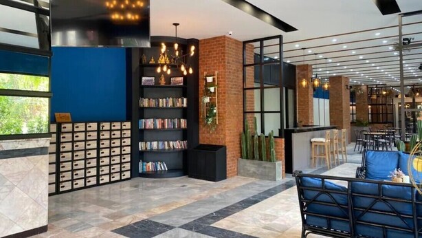 Eine moderne Bibliothek mit Bücherregalen, einem Kamin und einer Sitzecke.