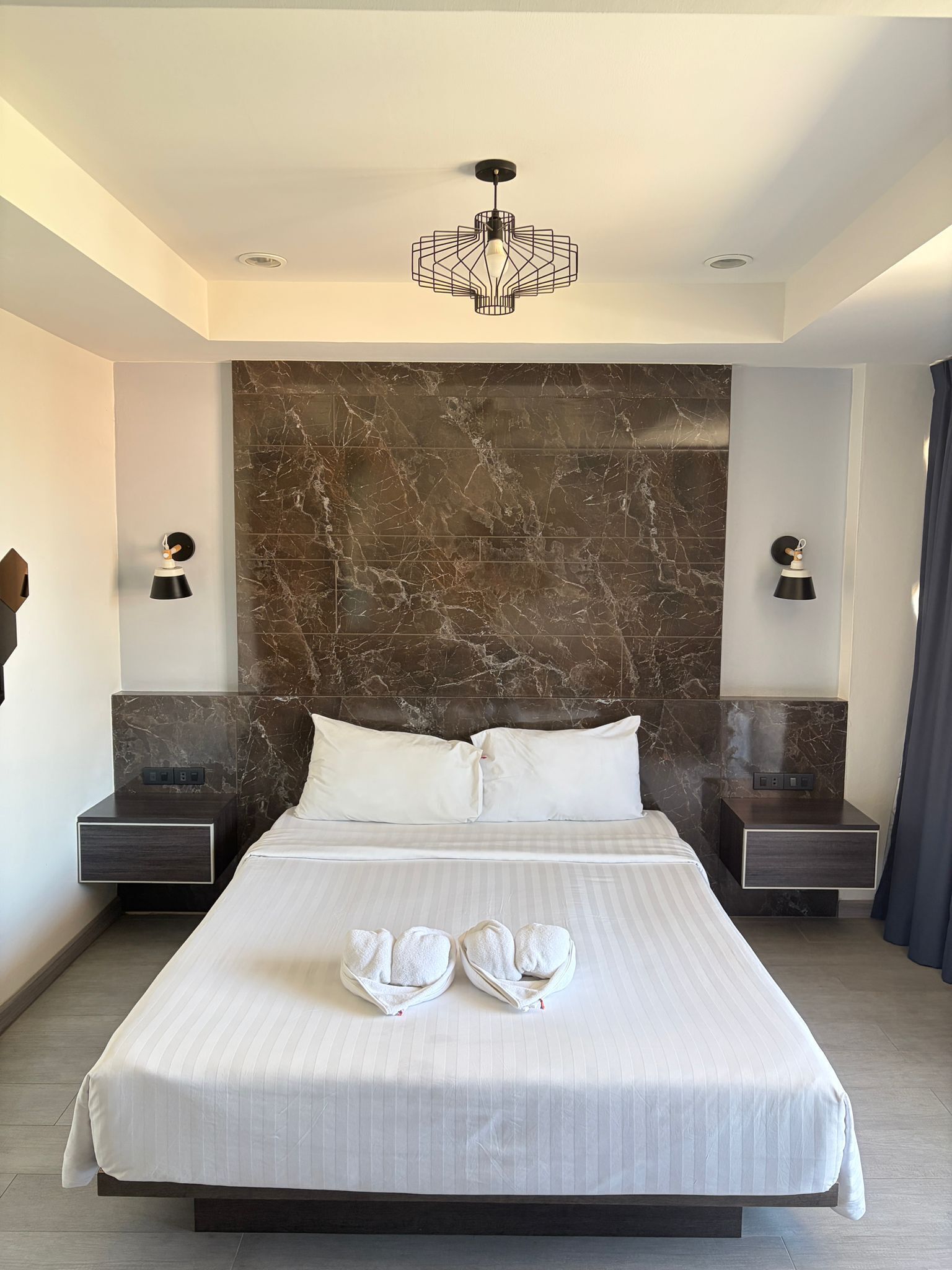 Escritorio, wifi gratis, ropa de cama