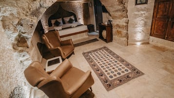 Deluxe Cave Room | Minibar, in-room safe, individually decorated, individually furnished