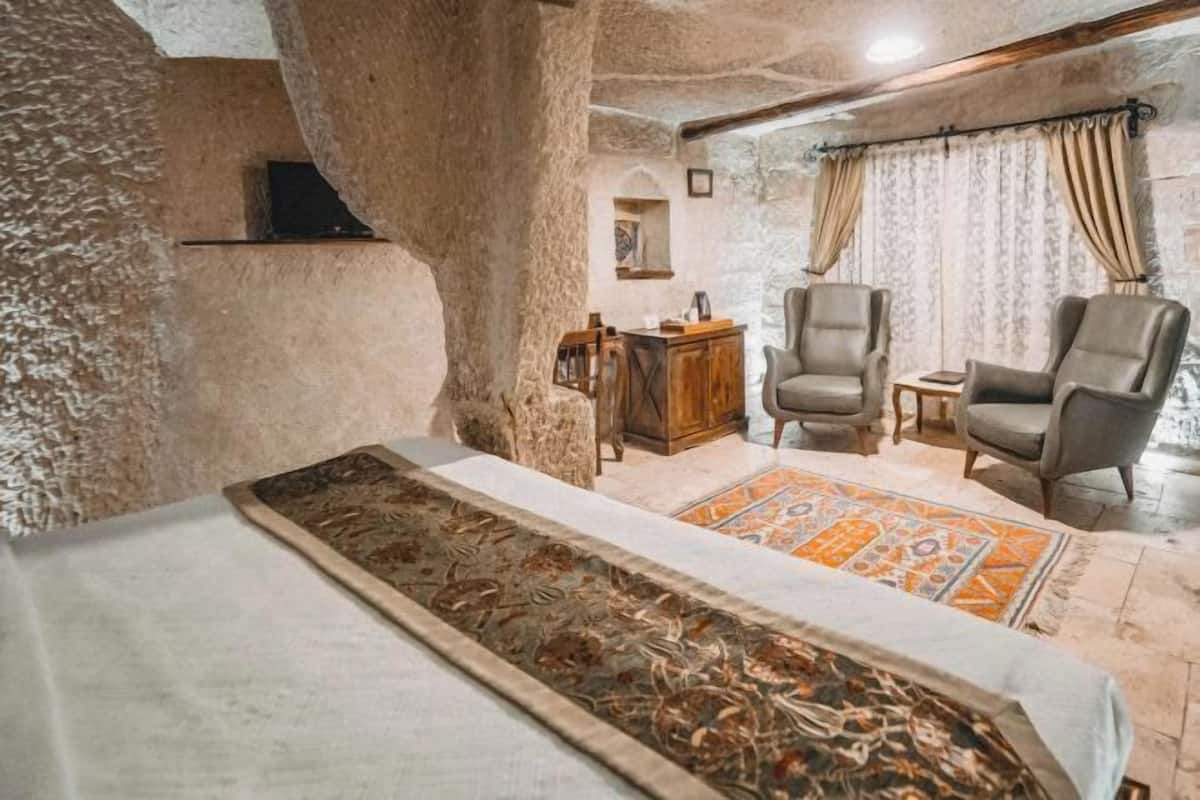 Minibar, in-room safe, individually decorated, individually furnished