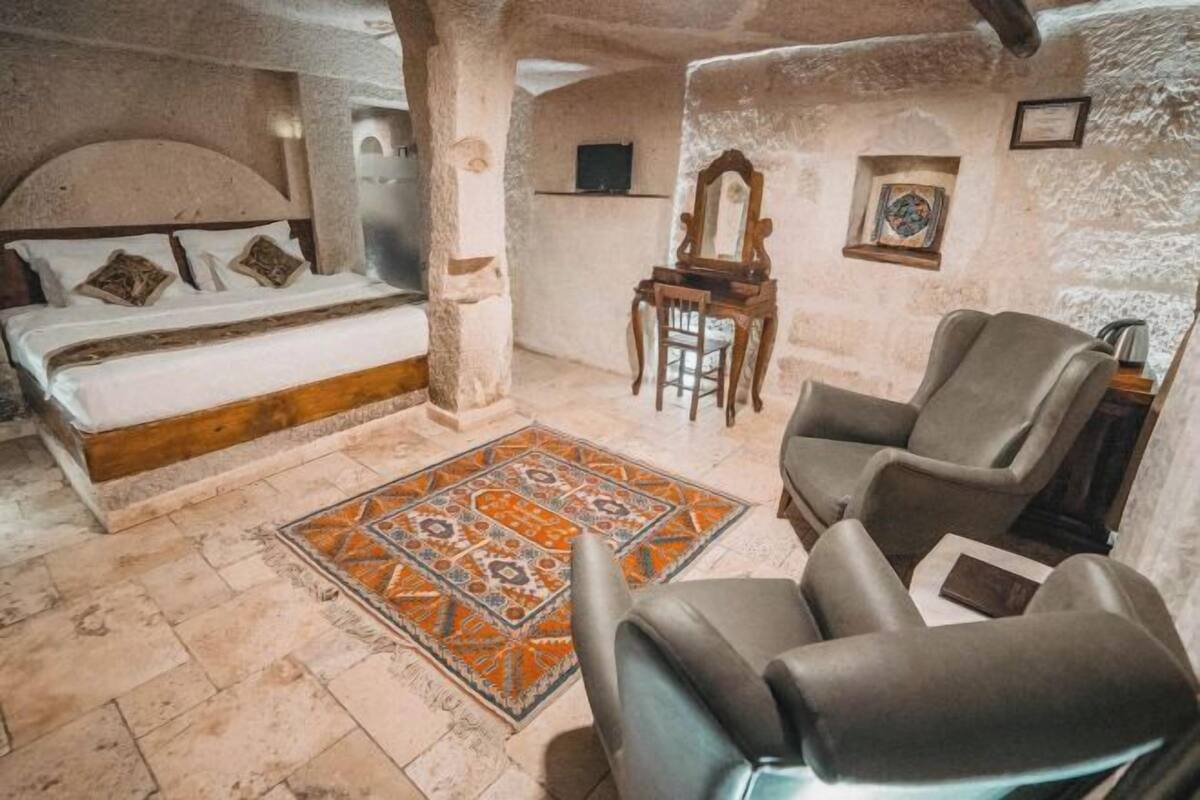 Une pièce comprenant un lit, une chaise, une petite table, un miroir et un tapis.