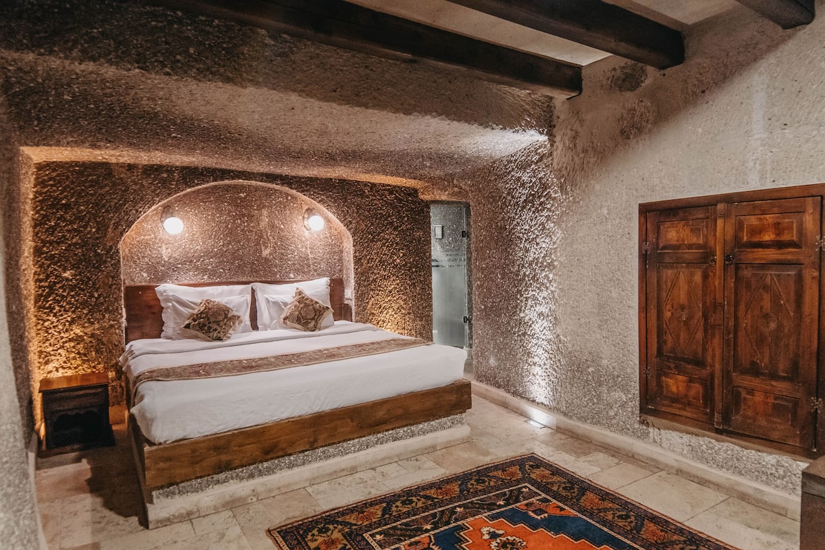 superior cave suite | 1 bedroom, minibar, in-room safe, individually decorated