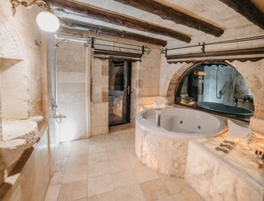 Suite Deluxe | Bany | Articles de tocador gratuïts, assecador de cabells i barnussos 
