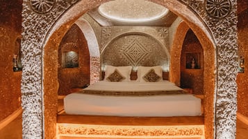 King Cave Suite | Bathroom | Free toiletries, hair dryer, bathrobes, slippers