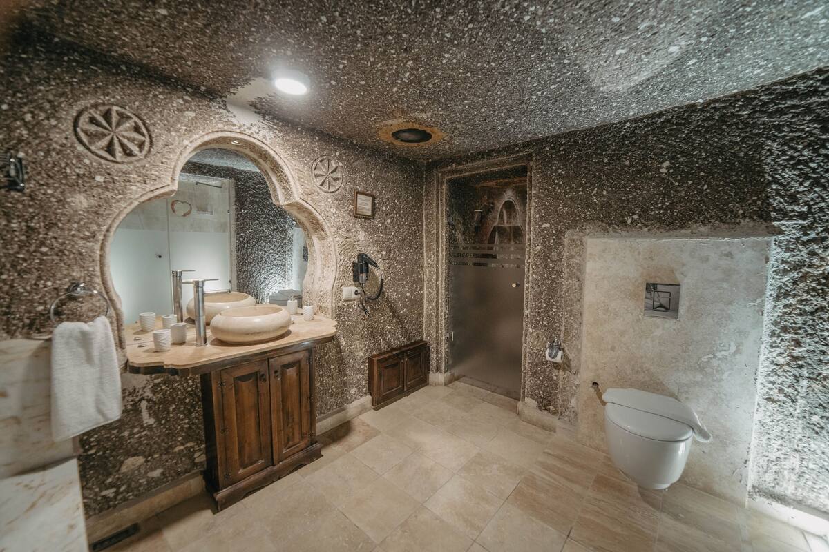 superior cave suite | 1 bedroom, minibar, in-room safe, individually decorated