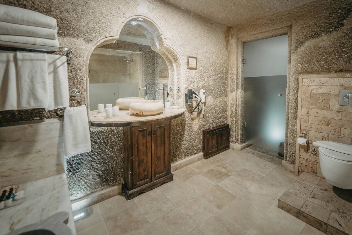 family cave suite | bathroom | free toiletries, hair dryer, bathrobes, slippers