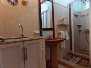 Estudio, cocineta | Baño | Regadera, amenidades de baño gratuitas, secadora de cabello, toallas