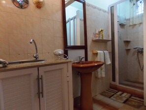 Studio, Kitchenette | Bathroom | Shower, free toiletries, hair dryer, towels