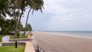 On the beach - Baan LonSai Beachfront Condominium (Hua Hin)