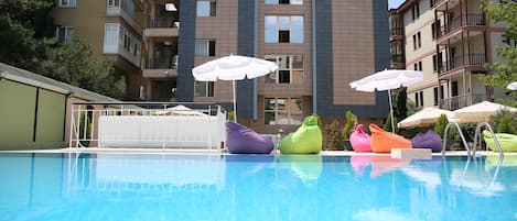 Utomhuspool, parasoller och solstolar