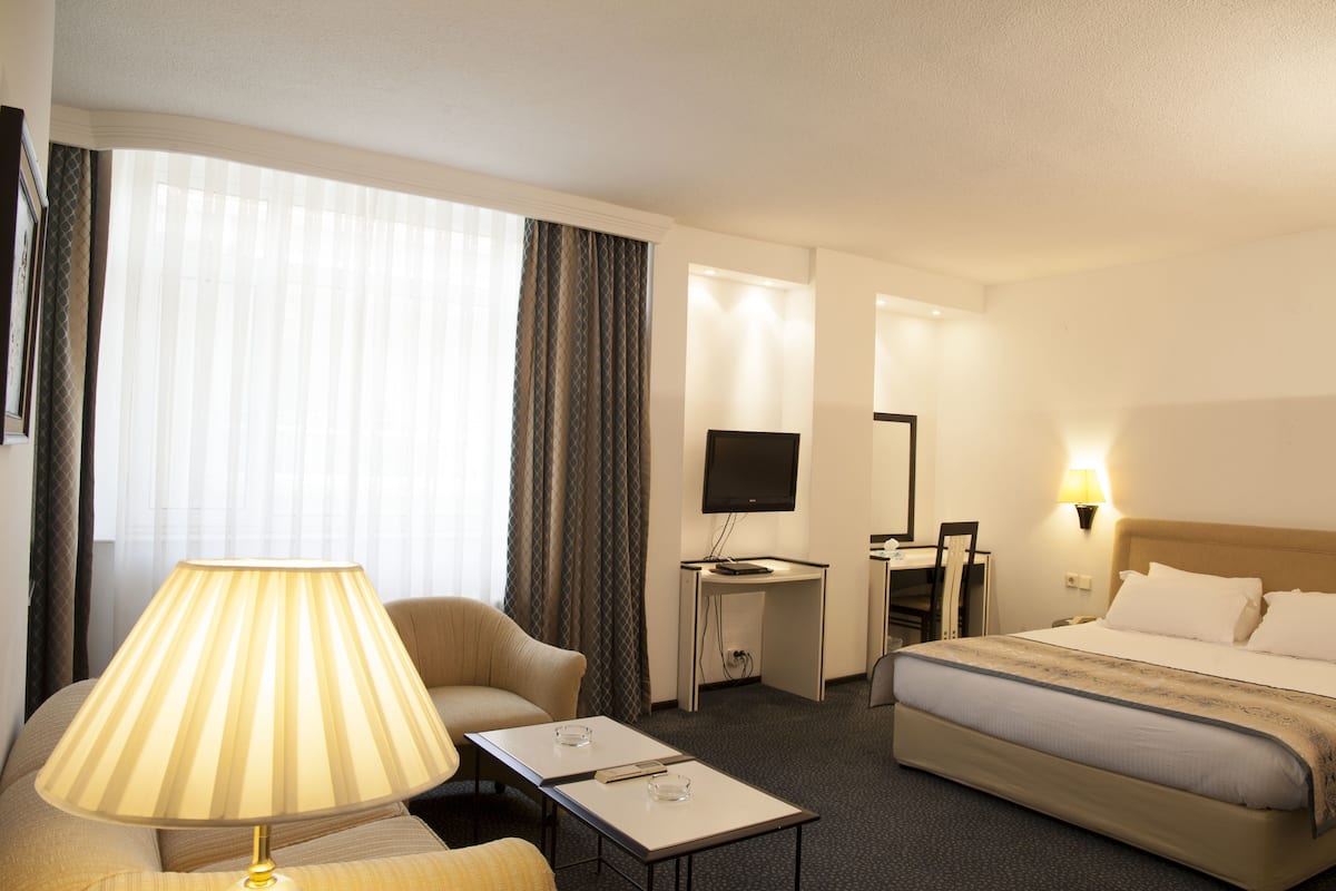 Minibar, desk, soundproofing, iron/ironing board
