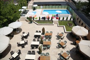 Outdoor pool, pool umbrellas, sun loungers - King Hotel Guvenlik (Ankara)