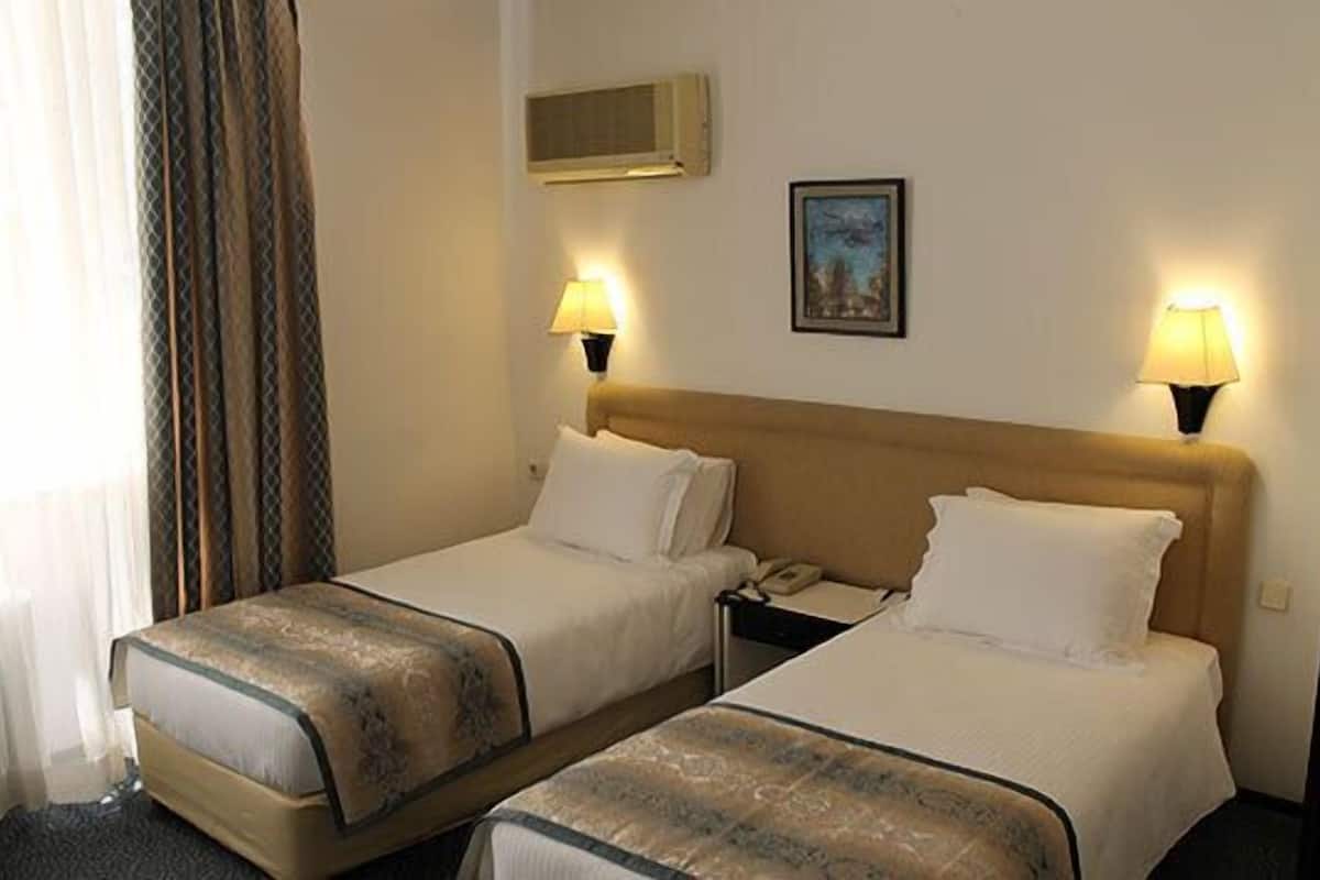 Standard Room | Minibar, desk, soundproofing, iron/ironing board