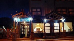 A building with a sign reading "Termi del Pescado Apart Hotel". - Apart Hotel Tierra del Fuego (Ushuaia)
