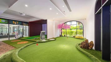 Indoor golf driving range