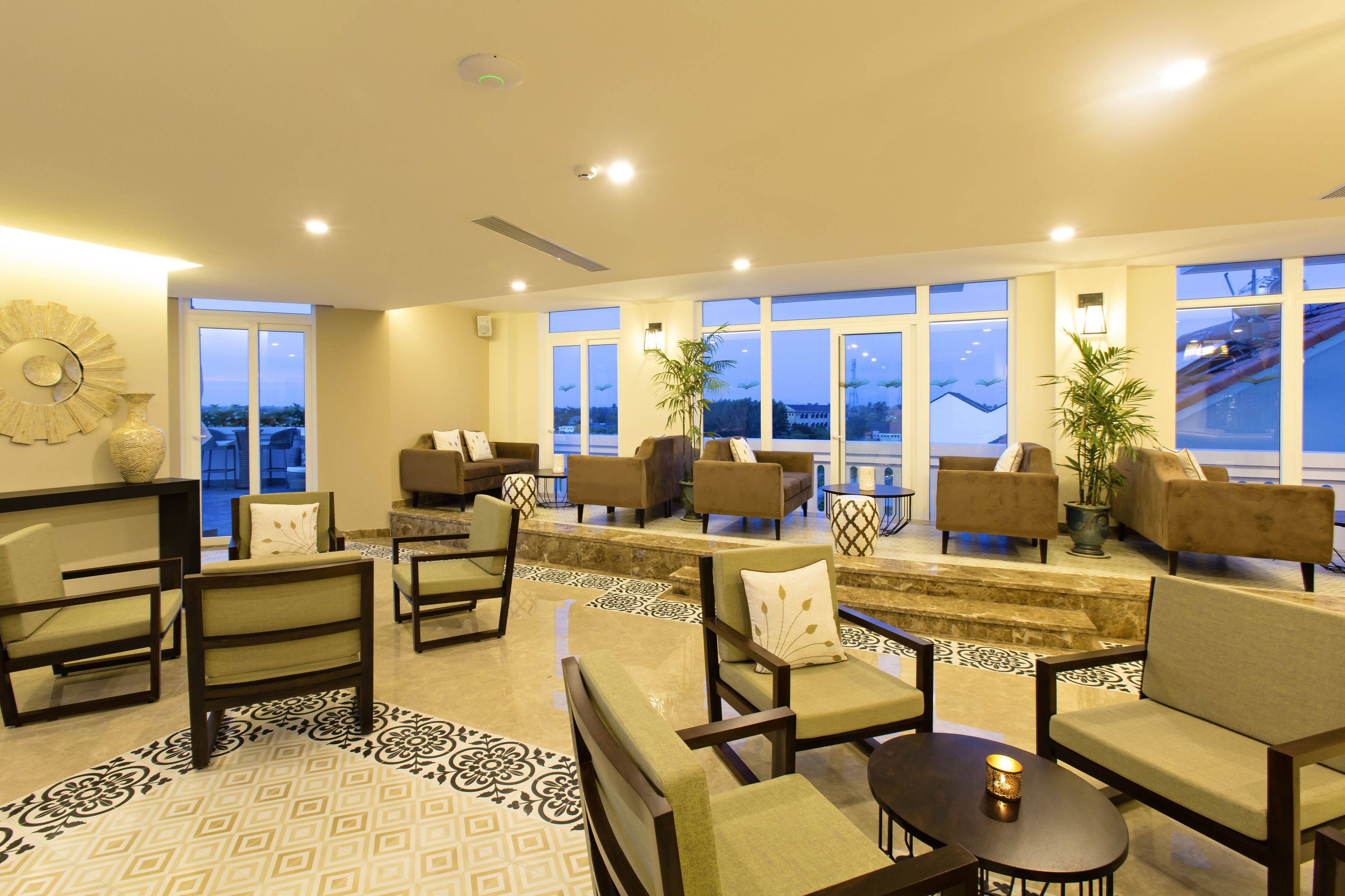 2 bars/lounges, poolside bar