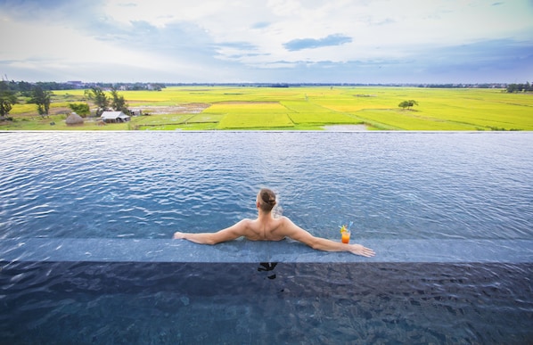 Kolam renang outdoor, dengan payung kolam renang dan kursi berjemur
