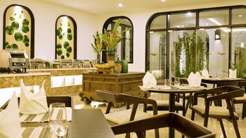 2 restaurants; breakfast, lunch, and dinner served
