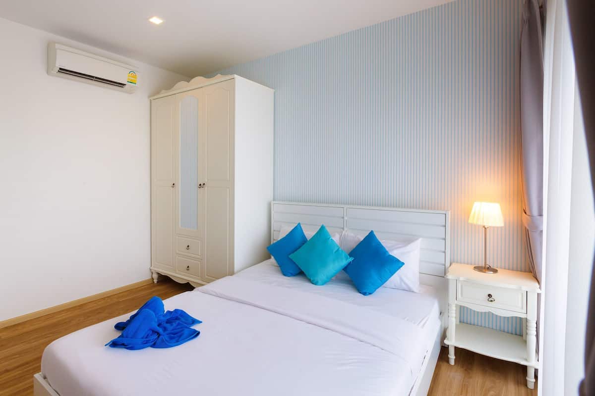 Apartment, 2 Bedrooms, Sea View | In-room safe, blackout curtains