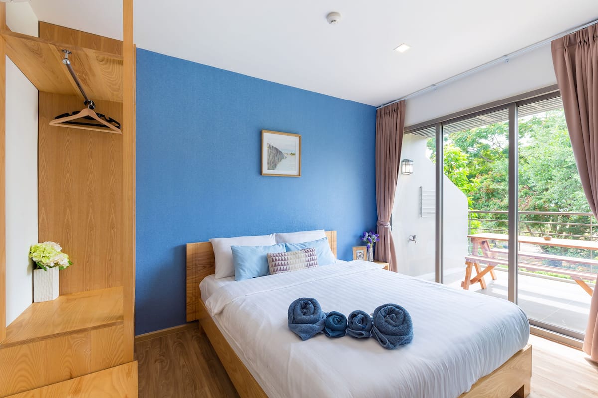 Apartment, 2 Bedrooms, Garden View | In-room safe, blackout curtains
