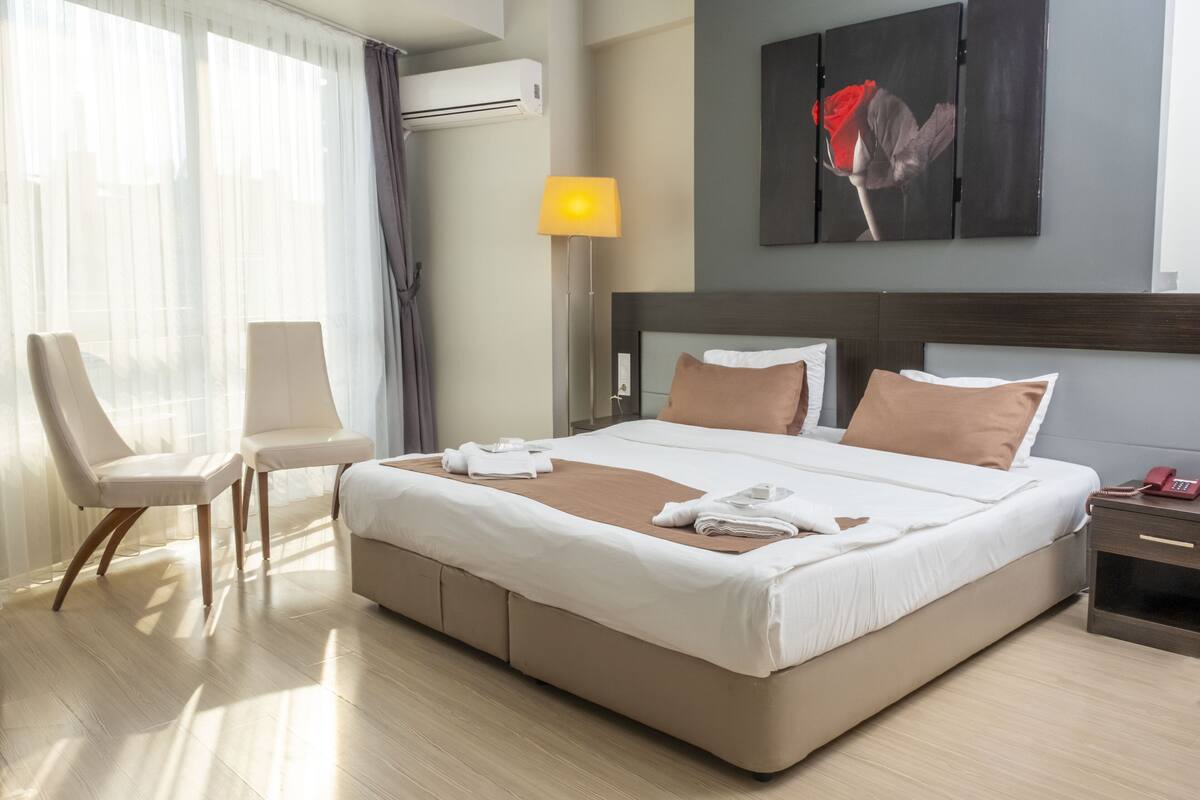 Desk, cribs (surcharge), WiFi (free)