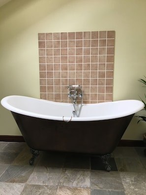 Deep-soaking bathtub - Waterwheel Guesthouse (Ambleside)