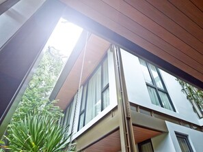 Un edificio moderno con ventanas amplias y techo de madera.