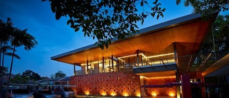 Façade de l’hébergement - soirée/nuit