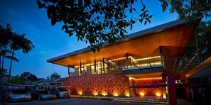 Vista frontal de la propiedad por la tarde o noche