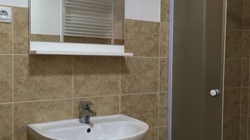 Comfort Suite, 2 Bedrooms, Ensuite | Bathroom | Combined shower/tub, free toiletries, hair dryer, towels