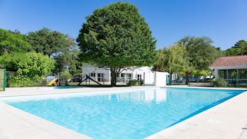 Una piscina al aire libre de temporada