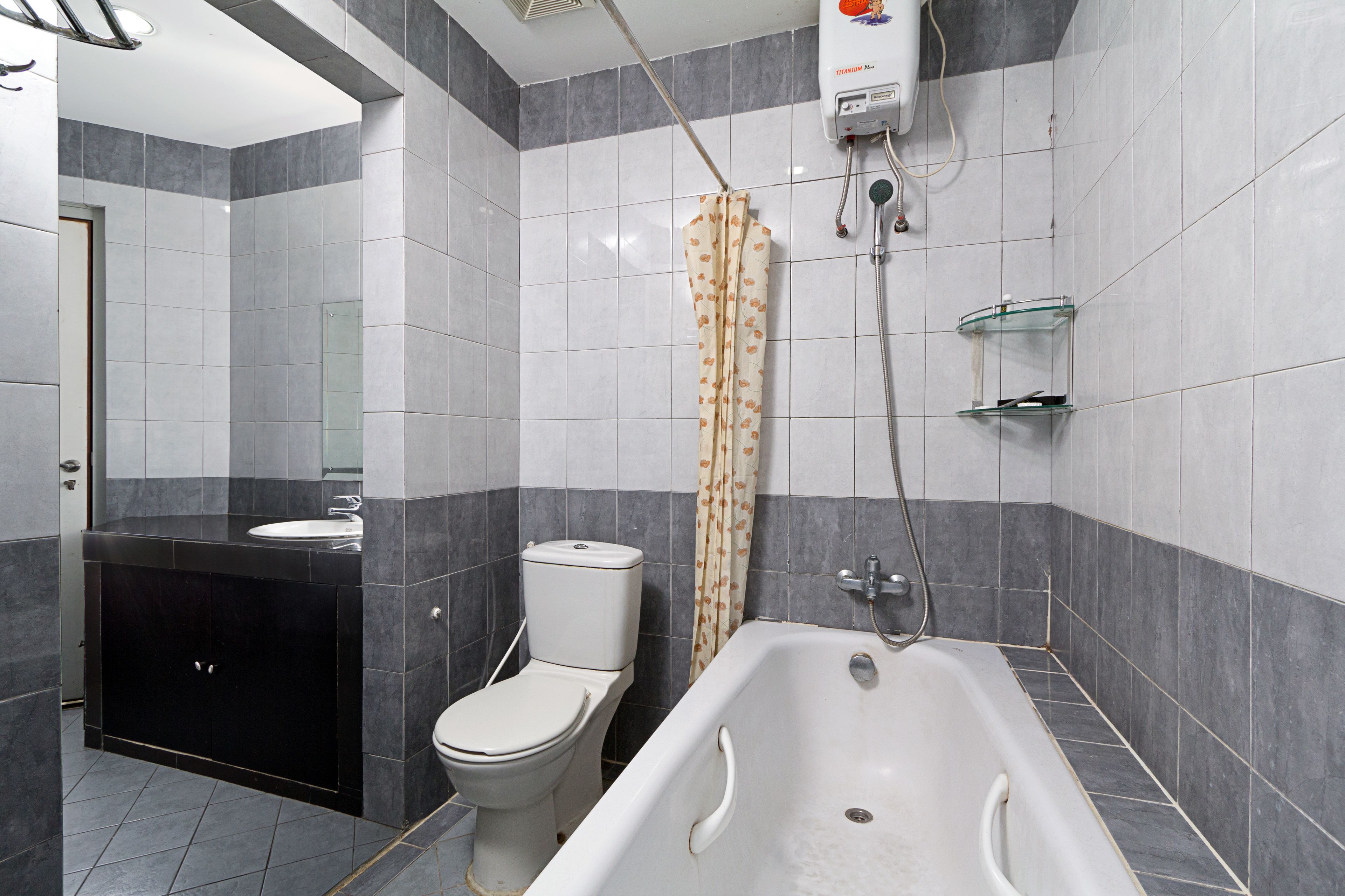 Un baño con bañera, inodoro y lavabo.