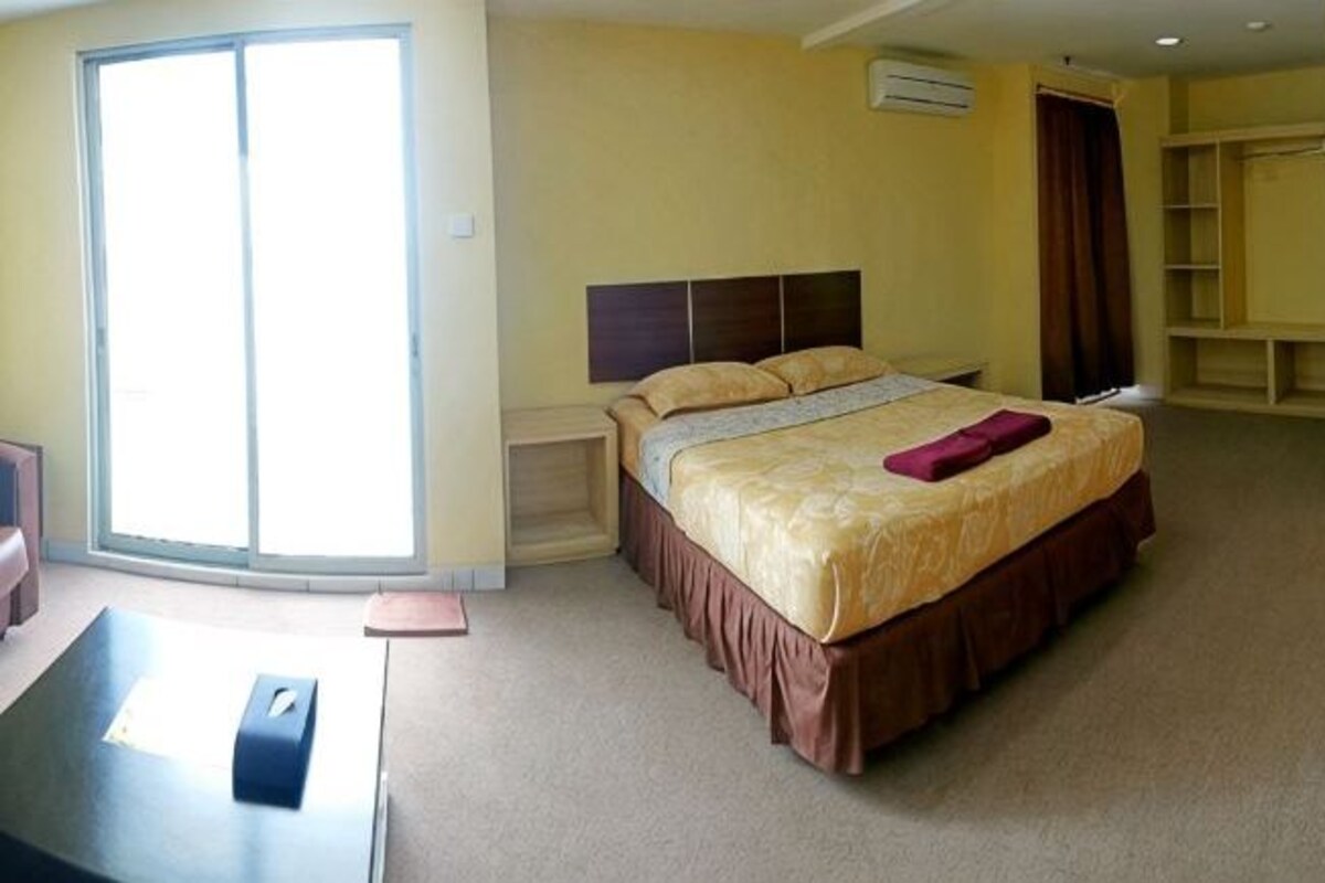 Escritorio, wifi gratis y ropa de cama 