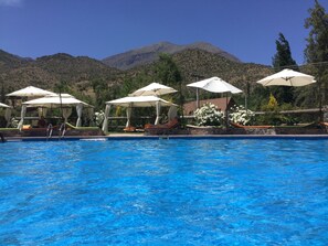 Indoor pool, outdoor pool, pool umbrellas, pool loungers - San Francisco Lodge Spa (San Esteban)