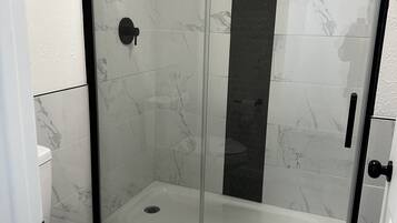 Habitación Premium, 2 camas dobles, no fumadores, frigorífico y microondas | Baño | Artículos de higiene personal gratuitos, toallas, jabón y champú