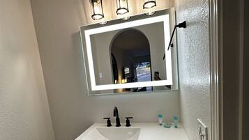 Kostenlose Toilettenartikel, Handtücher, Seife, Shampoo