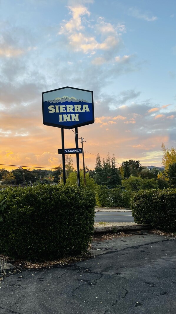 Un letrero para Sierra Inn con la leyenda 'VACANCIA'.