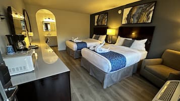 尊荣客房, 2 张双人床, 无烟房, 冰箱和微波炉 | 办公桌、免费 WiFi、床单