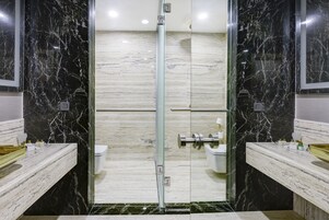 Ducha, artículos de tocador gratuitos, secador de pelo, pantuflas