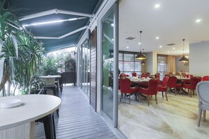 每日供应自助式早餐（每人 EUR 7）