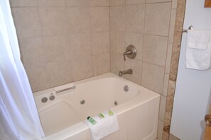 Kamar Premium, 1 Tempat Tidur King, Bebas Asap Rokok | Jet tub