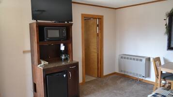 Premium Room, 1 King Bed, Non Smoking | In-room dining