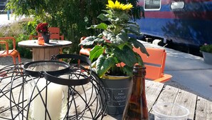 A table with a candle, a bottle of beer, and a glass of beer. - Train Lodge Amsterdam - Hostel (Amsterdam)