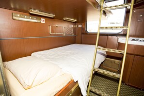 Gemeinsamer Schlafsaal, Gemischter Schlafsaal, Gemeinschaftsbad (Bed in Compartment)