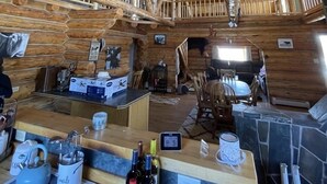豪華小屋 | 起居區 | 37-吋電視，提供衛星頻道