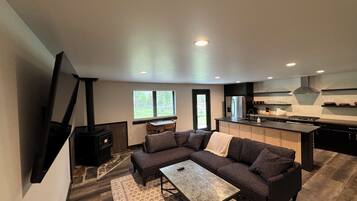 Chalet rustique Premier | Aire de séjour | Téléviseur de 37 po avec télévision par satellite