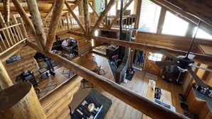 豪華小屋 | 起居區 | 37-吋電視，提供衛星頻道