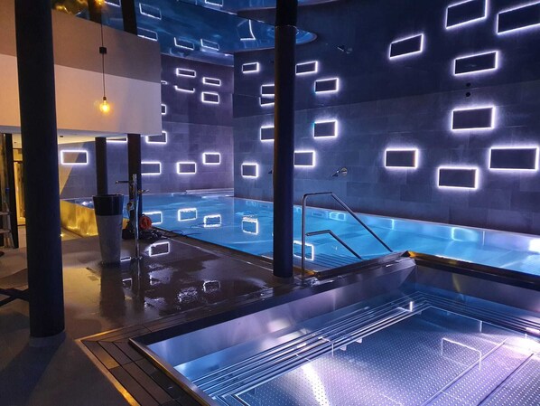 Indoor pool, sun loungers - Zermatt Budget Rooms (Zermatt)