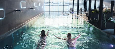 Innendørsbasseng og solsenger