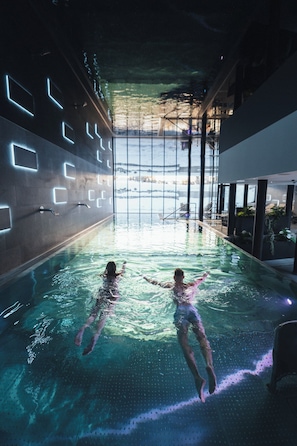 Indoor pool, sun loungers - Zermatt Budget Rooms (Zermatt)